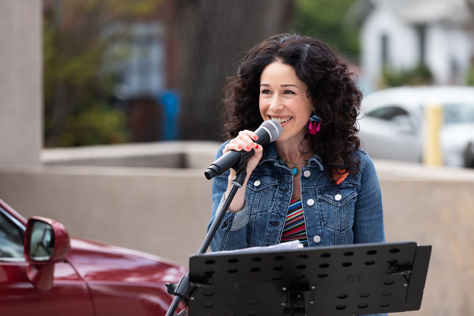 Professional singer delivers the healing gift of music through sidewalk ...