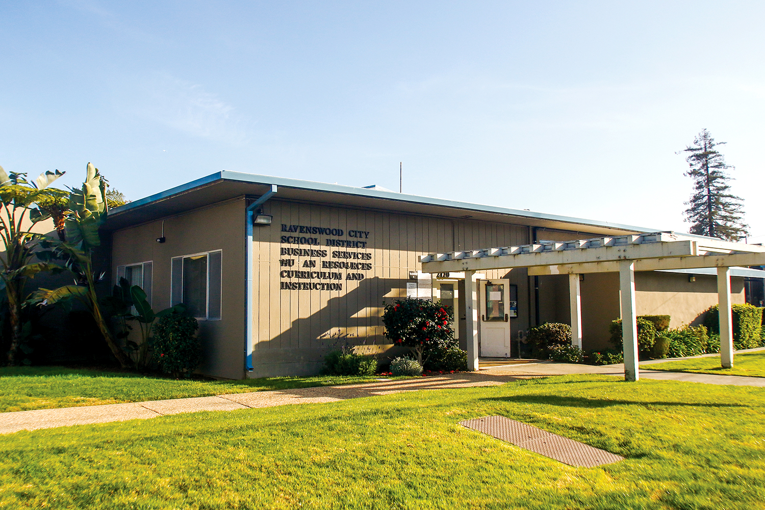 Ravenswood school district inks agreement to lease out district office